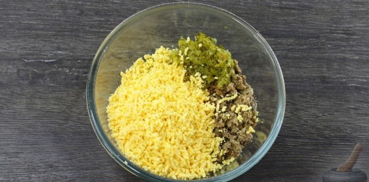 Фото приготовления рецепта: Яйца, фаршированные шпротами и маринованными огурцами - шаг №9