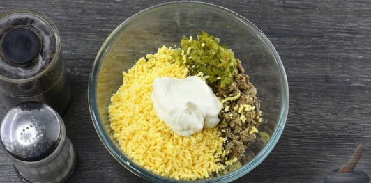 Фото приготовления рецепта: Яйца, фаршированные шпротами и маринованными огурцами - шаг №10