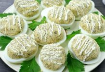 Яйца, фаршированные шпротами и маринованными огурцами