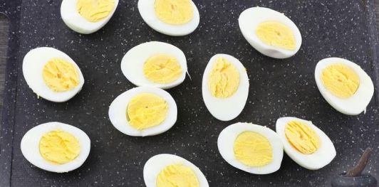 Фото приготовления рецепта: Яйца, фаршированные шпротами и маринованными огурцами - шаг №6