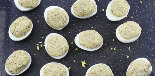 Фото приготовления рецепта: Яйца, фаршированные шпротами и маринованными огурцами - шаг №12