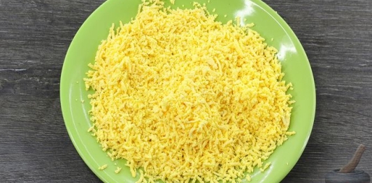 Фото приготовления рецепта: Яйца, фаршированные шпротами и маринованными огурцами - шаг №8