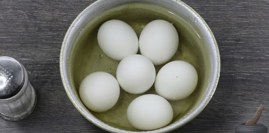 Фото приготовления рецепта: Яйца, фаршированные шпротами и маринованными огурцами - шаг №2