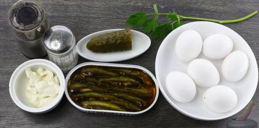 Фото приготовления рецепта: Яйца, фаршированные шпротами и маринованными огурцами - шаг №1