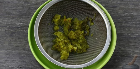 Фото приготовления рецепта: Яйца, фаршированные шпротами и маринованными огурцами - шаг №5