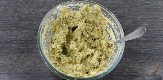 Фото приготовления рецепта: Яйца, фаршированные шпротами и маринованными огурцами - шаг №11