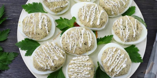 Фото приготовления рецепта: Яйца, фаршированные шпротами и маринованными огурцами - шаг №14