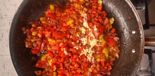 Фото приготовления рецепта: Кармашки из свинины с лечо - шаг №9