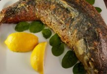 Карп, фаршированный грибами (в духовке)