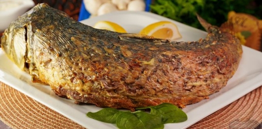 Фото приготовления рецепта: Карп, фаршированный грибами (в духовке) - шаг №25