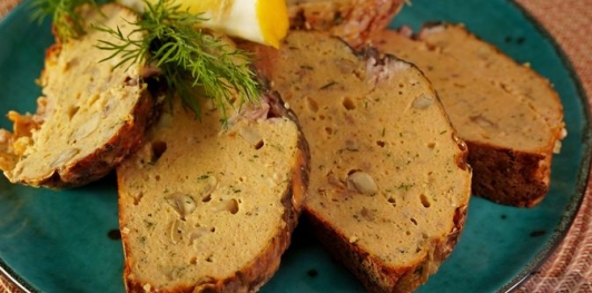 Фото приготовления рецепта: Карп, фаршированный грибами (в духовке) - шаг №27