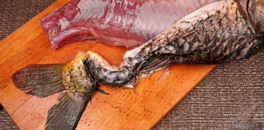 Фото приготовления рецепта: Карп, фаршированный грибами (в духовке) - шаг №9