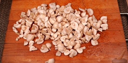 Фото приготовления рецепта: Карп, фаршированный грибами (в духовке) - шаг №6