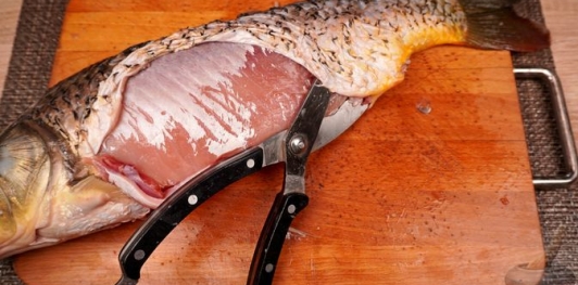 Фото приготовления рецепта: Карп, фаршированный грибами (в духовке) - шаг №8