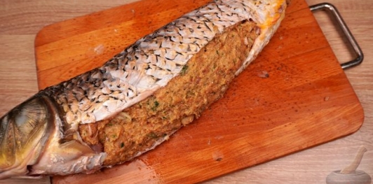 Фото приготовления рецепта: Карп, фаршированный грибами (в духовке) - шаг №19