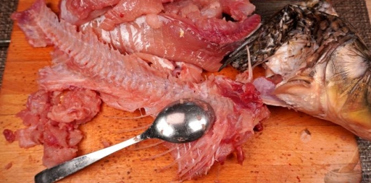 Фото приготовления рецепта: Карп, фаршированный грибами (в духовке) - шаг №11