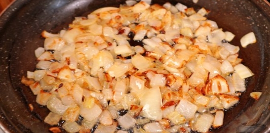 Фото приготовления рецепта: Карп, фаршированный грибами (в духовке) - шаг №4