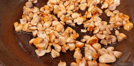 Фото приготовления рецепта: Карп, фаршированный грибами (в духовке) - шаг №7