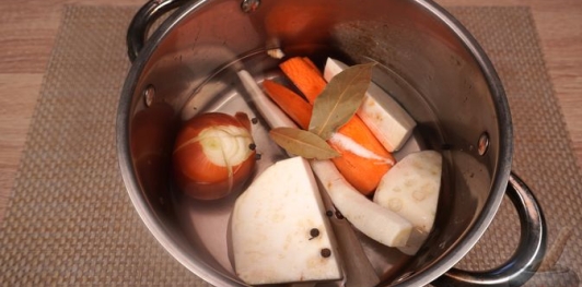 Фото приготовления рецепта: Карп заливной - шаг №5