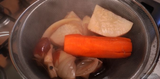 Фото приготовления рецепта: Карп заливной - шаг №6