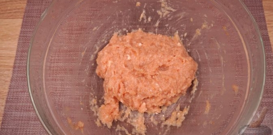 Фото приготовления рецепта: Картофель, запечённый с фаршем, помидорами и сыром - шаг №9