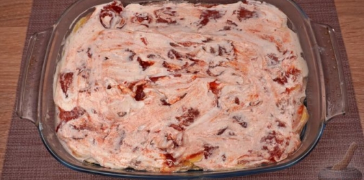 Фото приготовления рецепта: Картофель, запечённый с фаршем, помидорами и сыром - шаг №13