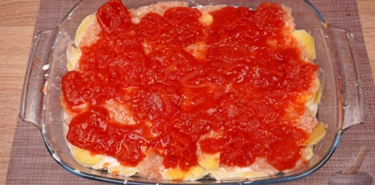 Фото приготовления рецепта: Картофель, запечённый с фаршем, помидорами и сыром - шаг №12