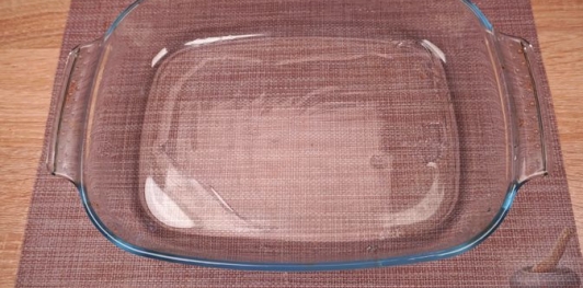 Фото приготовления рецепта: Картофель, запечённый с фаршем, помидорами и сыром - шаг №2