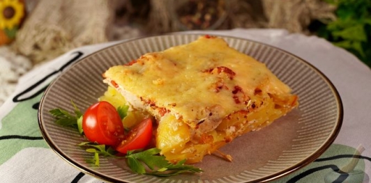 Фото приготовления рецепта: Картофель, запечённый с фаршем, помидорами и сыром - шаг №18