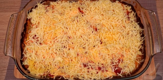 Фото приготовления рецепта: Картофель, запечённый с фаршем, помидорами и сыром - шаг №15