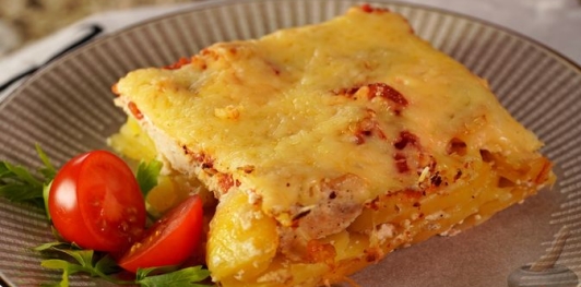 Фото приготовления рецепта: Картофель, запечённый с фаршем, помидорами и сыром - шаг №17