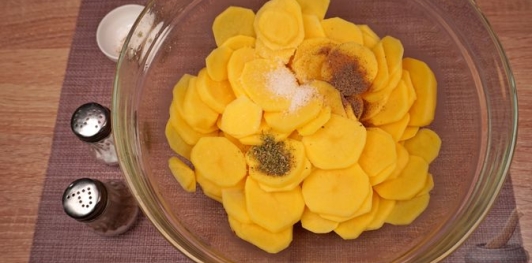 Фото приготовления рецепта: Картофель, запечённый с фаршем, помидорами и сыром - шаг №4