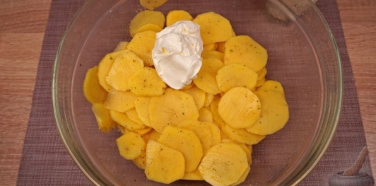 Фото приготовления рецепта: Картофель, запечённый с фаршем, помидорами и сыром - шаг №5