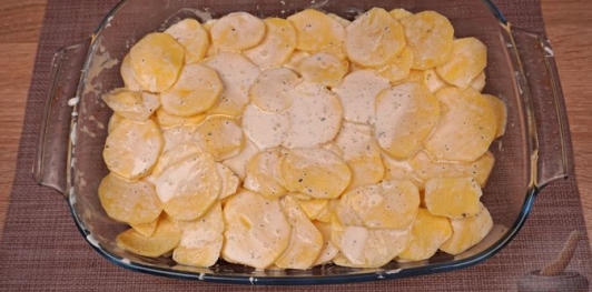 Фото приготовления рецепта: Картофель, запечённый с фаршем, помидорами и сыром - шаг №7