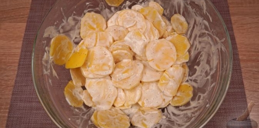 Фото приготовления рецепта: Картофель, запечённый с фаршем, помидорами и сыром - шаг №6