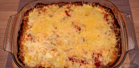 Фото приготовления рецепта: Картофель, запечённый с фаршем, помидорами и сыром - шаг №16