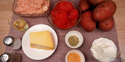 Фото приготовления рецепта: Картофель, запечённый с фаршем, помидорами и сыром - шаг №1