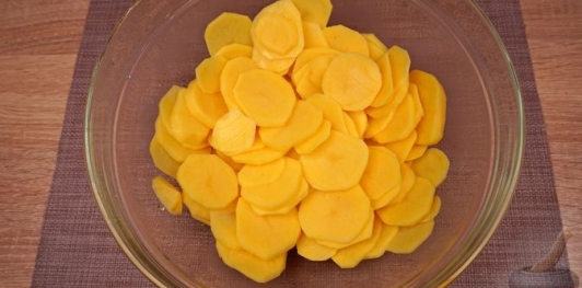 Фото приготовления рецепта: Картофель, запечённый с фаршем, помидорами и сыром - шаг №3