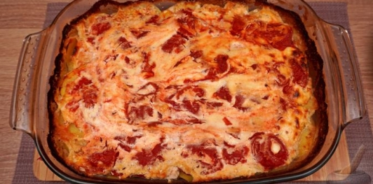 Фото приготовления рецепта: Картофель, запечённый с фаршем, помидорами и сыром - шаг №14