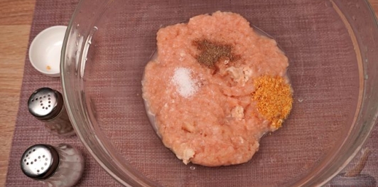 Фото приготовления рецепта: Картофель, запечённый с фаршем, помидорами и сыром - шаг №8