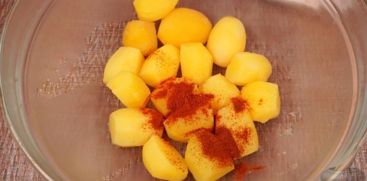 Фото приготовления рецепта: Картофель, запечённый с пряностями, красным луком и помидорами - шаг №5