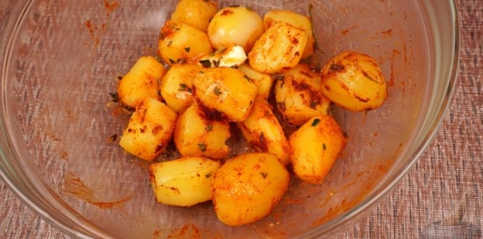 Фото приготовления рецепта: Картофель, запечённый с пряностями, красным луком и помидорами - шаг №8