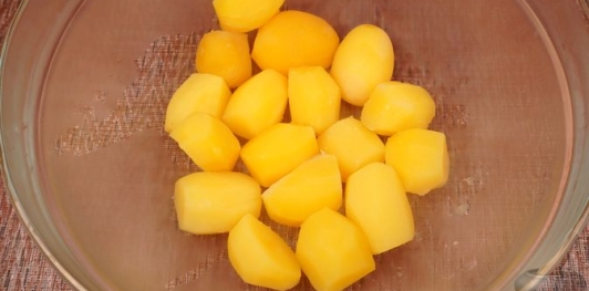 Фото приготовления рецепта: Картофель, запечённый с пряностями, красным луком и помидорами - шаг №4