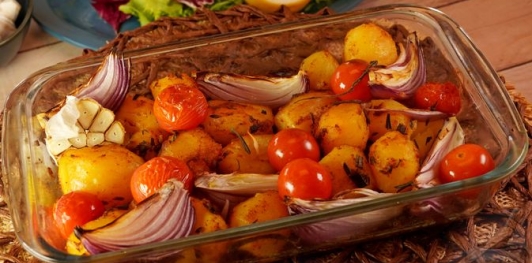 Фото приготовления рецепта: Картофель, запечённый с пряностями, красным луком и помидорами - шаг №12