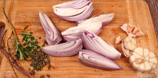 Фото приготовления рецепта: Картофель, запечённый с пряностями, красным луком и помидорами - шаг №3