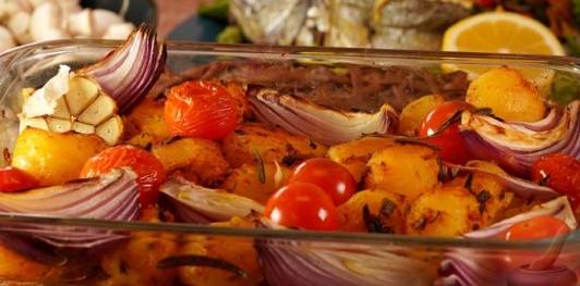 Фото приготовления рецепта: Картофель, запечённый с пряностями, красным луком и помидорами - шаг №11