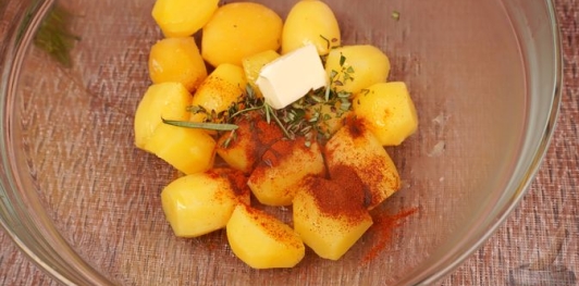 Фото приготовления рецепта: Картофель, запечённый с пряностями, красным луком и помидорами - шаг №7