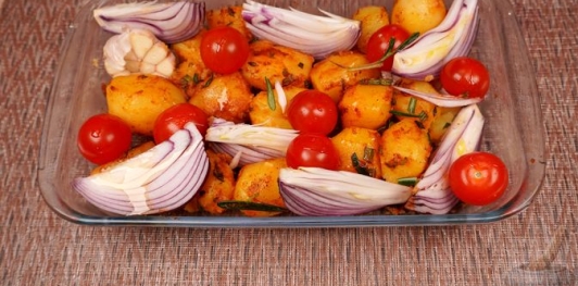 Фото приготовления рецепта: Картофель, запечённый с пряностями, красным луком и помидорами - шаг №9