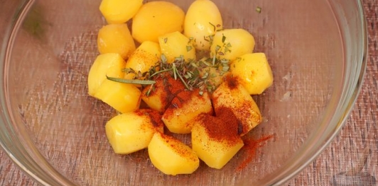 Фото приготовления рецепта: Картофель, запечённый с пряностями, красным луком и помидорами - шаг №6