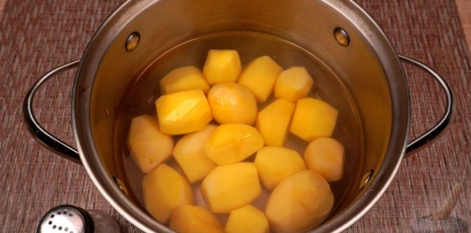 Фото приготовления рецепта: Картофель, запечённый с пряностями, красным луком и помидорами - шаг №2